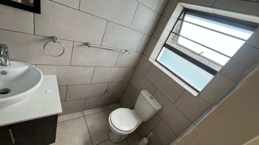 To Let 4 Bedroom Property for Rent in Fountains Estate Eastern Cape